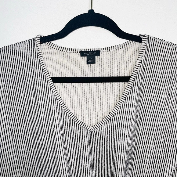 Ann Taylor Factory Cream & Black Striped Knot Hem Textured Top Small Women’s - Picture 2 of 10
